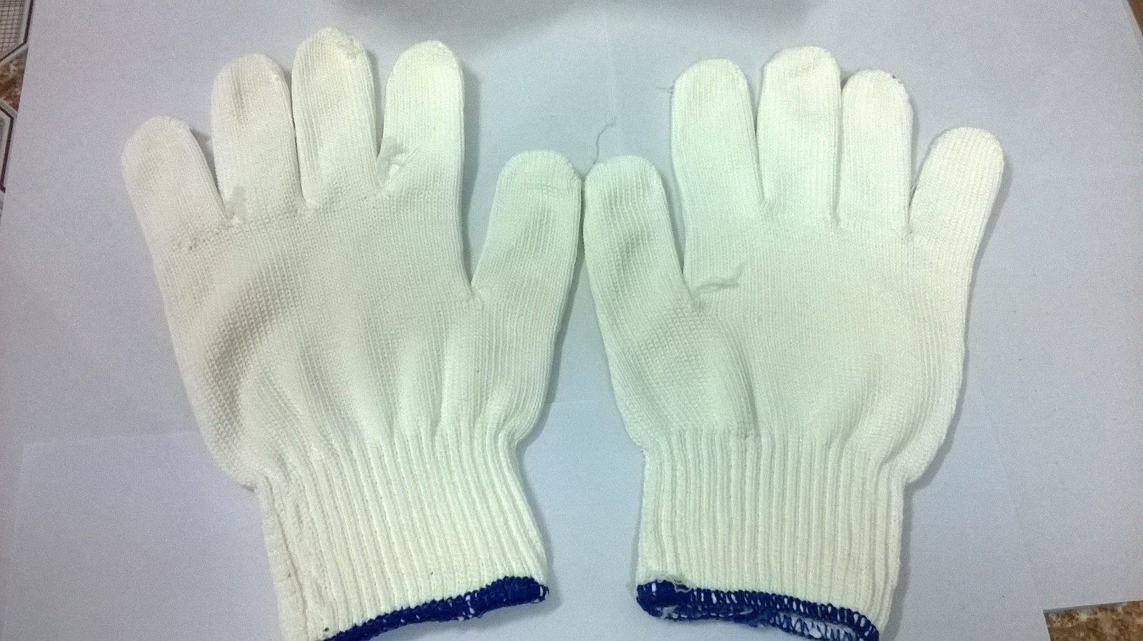 Găng tay len sợi dệt kim màu trắng ngà 55G